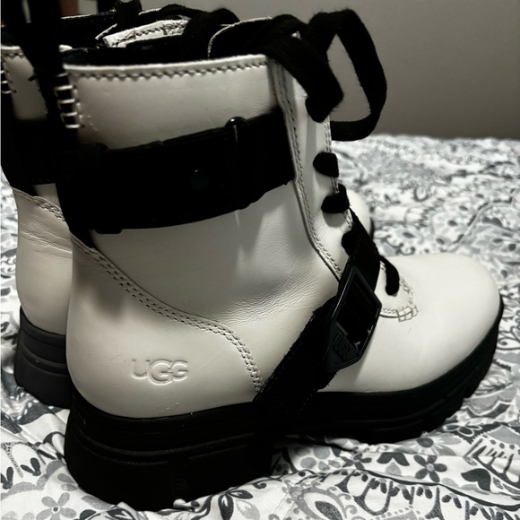 UGG Moto boots size 9 - Picture 7 of 7